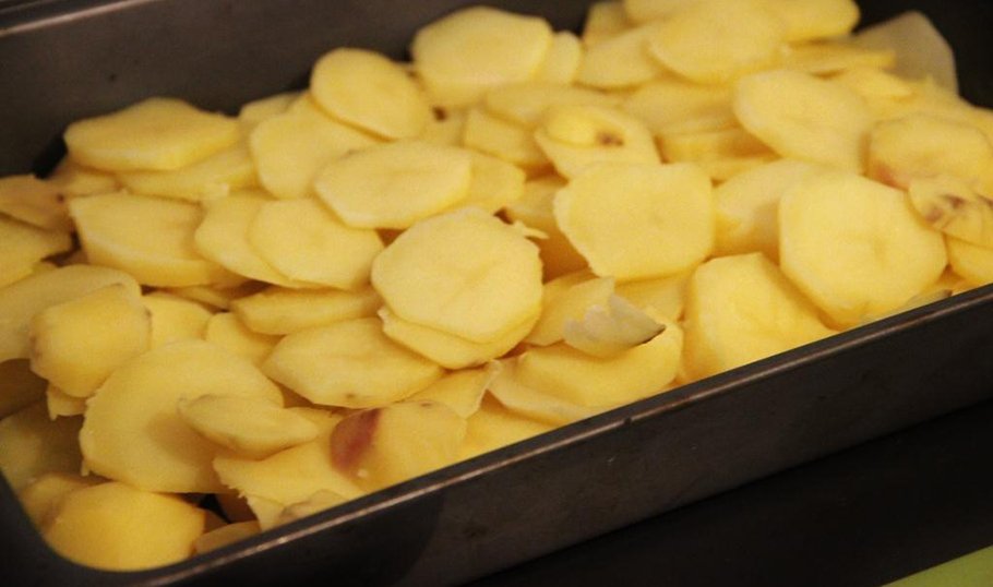 Очищенный картофель нарезаем кружочками